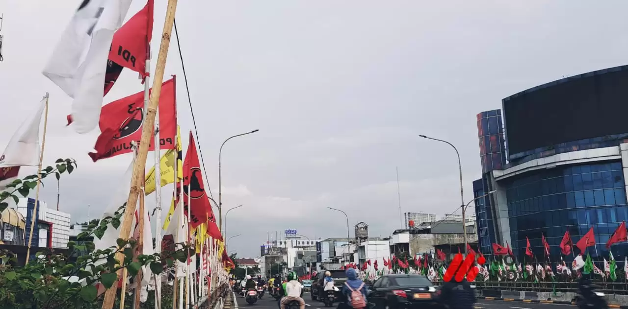 Alat peraga kampanye (APK) terpasang disepanjang flay over Senen, Jakarta Pusat (Foto: MI/Aswan)