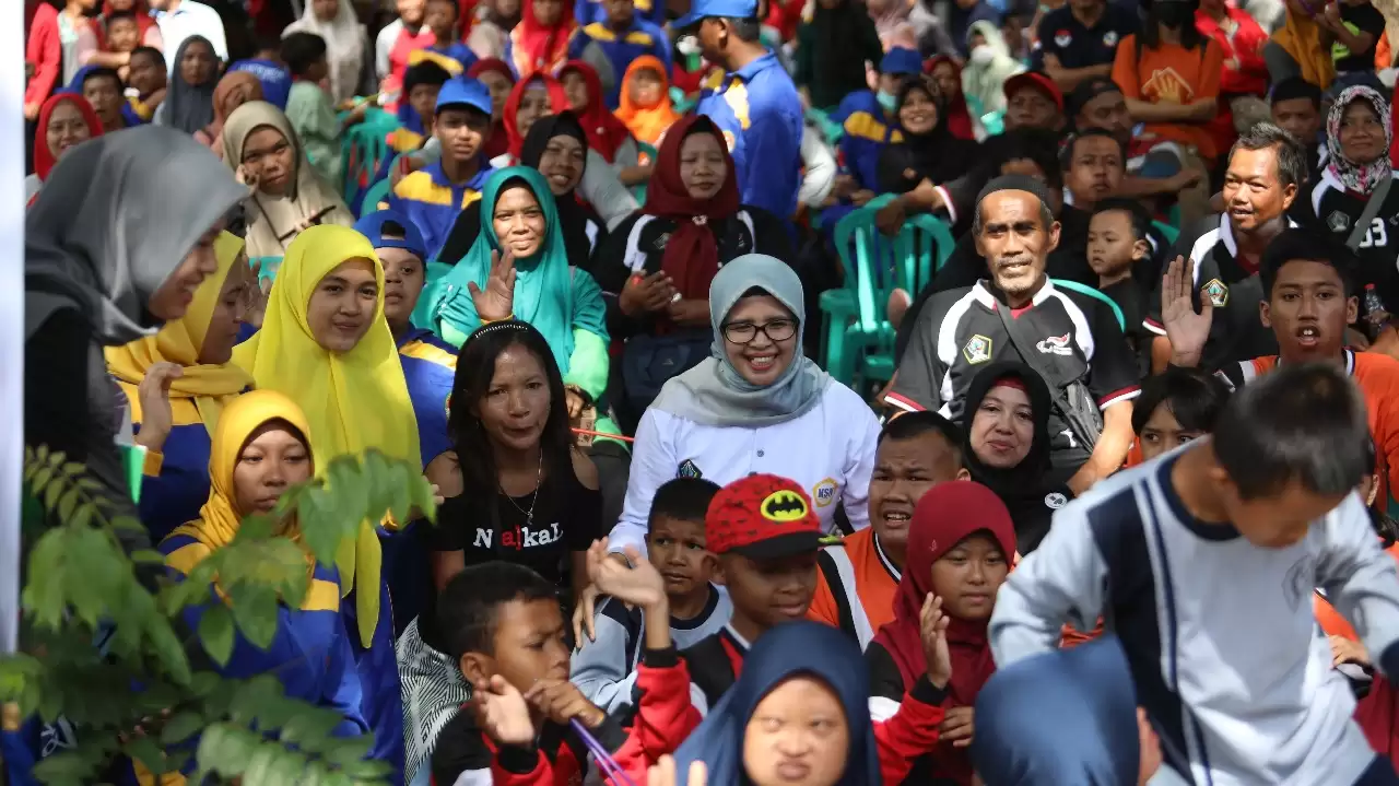 Bupati Blitar Rini Syarifah bersama para penyandang disabilitas dan lansia (Foto: Dok Kominfo Pemkab Blitar)