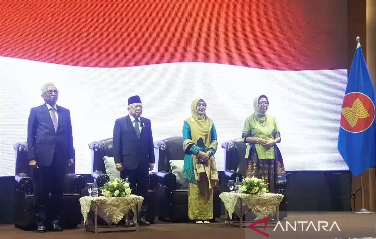 Wakil Presiden (Wapres) RI Ma’ruf Amin (kedua kiri) saat menghadiri dialog kebangsaan bersama para PMI di Kuching, Malaysia (Foto: Antara)