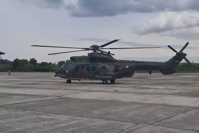 Helikopter yang digunakan untuk mengangkut dua korban pesawat jatuh PK SNE, milik maskapai penerbangan Smart Aviation dari lokasi evakuasi menuju Tarakan, Minggu (10/3/2024). ANTARA/HO-Basarnas Tarakan]
