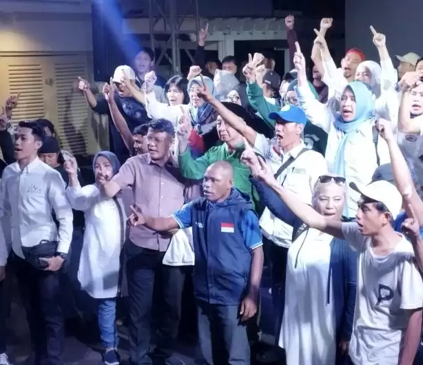 Sejumlah pendukung Anies-Muhaimin melakukan deklarasi kemenangan di Markas Pemenangan Timnas AMIN, Jakarta, Rabu (14/2). [Foto: Repro/ANT]