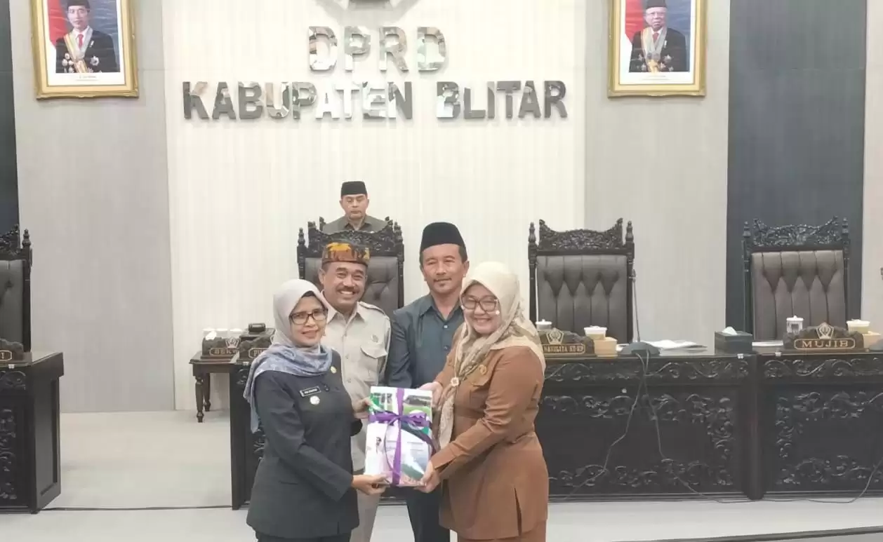 Bupati Blitar Rini Syarifah saat menyerahkan LKPJ 2023 kepada Wakil Ketua DPRD Kabupaten Blitar (Foto: MI/JK)