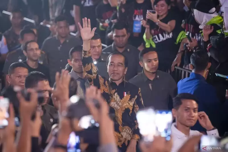 Presiden Joko Widodo (tengah) melambaikan tangan saat menghadiri puncak peringatan Hari Guru Nasional 2023 di Indonesia Arena, Senayan, Jakarta, Sabtu (25/11/2023). Peringatan tersebut bertemakan Bergerak Bersama Rayakan Merdeka Belajar (Foto: MI/ANTARA)