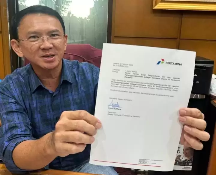 Ahok Menunjukkan Surat Pengunduran Diri sebagai Komisaris Utama PT Pertamina (Foto: Instagram Ahok)