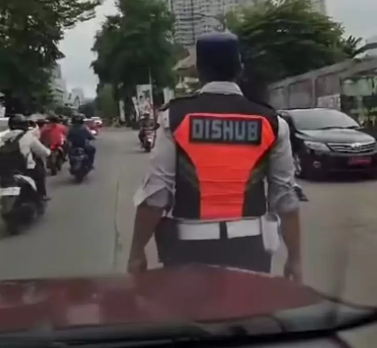 Petugas Dishub saat mengawasi parkir liar di Kecamatan Setiabudi, Jakarta Selatan (Jaksel), Rabu (3/1) [Foto: Tangkapan Layar/@terang_media]