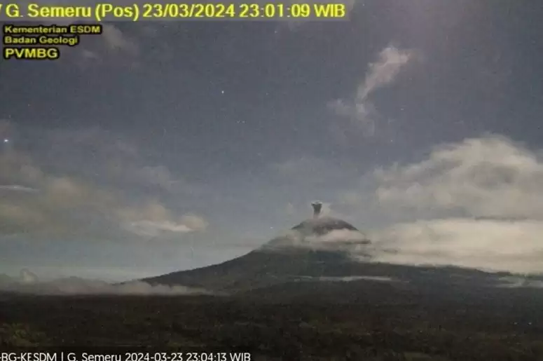 Gunung Semeru erupsi terpantau dari CCTV pada Sabtu (23/3/2024) pukul 23.00 WIB. (Foto: ANTARA)