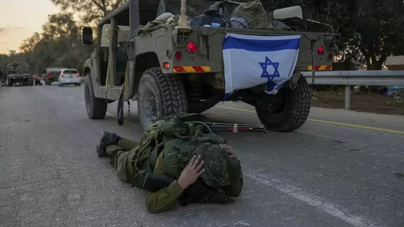 Seorang tentara Israel berlindung di Kibbutz Be'eri. (Foto: AP)