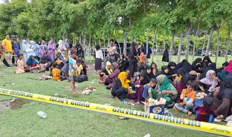 Ratusan pengungsi rohingya di pantai Lamteh Kabupaten Aceh Besar (Foto: ANTARA/FB Anggoro)