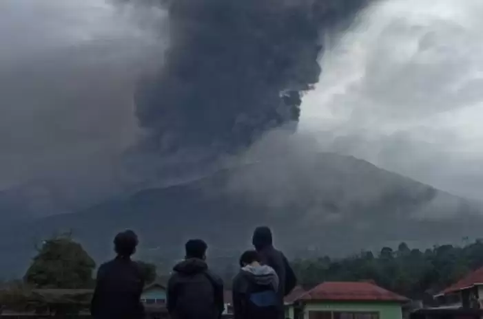 Warga melihat gunung marapi yang sedang erupsi. [Foto: Antara/Iggoy]