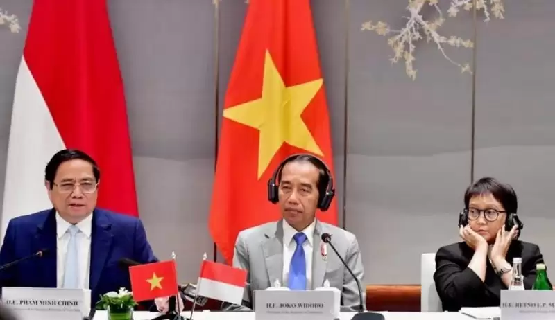 Presiden Joko Widodo, saat menghadiri dialog bisnis bersama pengusaha Vietnam di Hotel Melia Hanoi, Vietnam, Sabtu (13/1). [Foto: Antara]