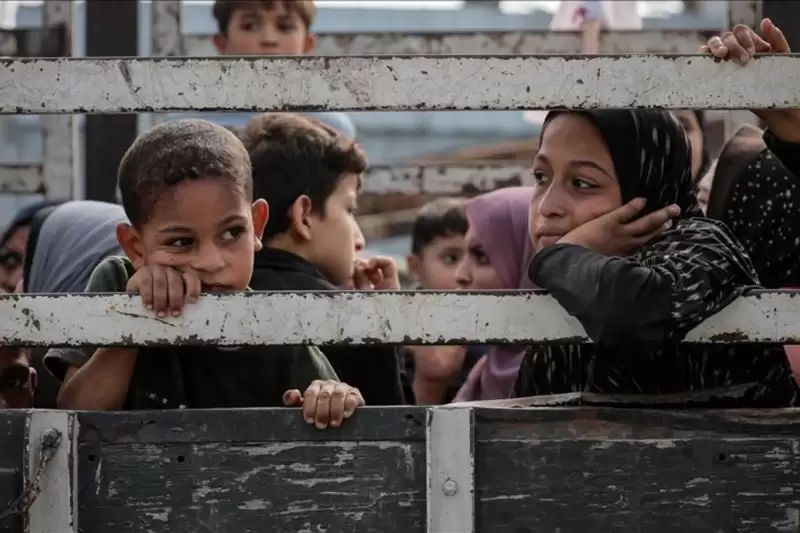 Anak-anak dan orang dewasa menunggu di pagar untuk mendapatkan bantuan makanan di Kota Rafah di Jalur Gaza [Foto: ANTARA]