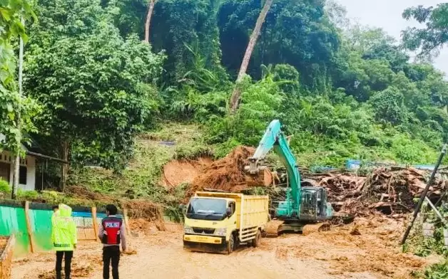 Alat berat masih membersihkan material banjir dan longsor di Pesisir Selatan Sumbar. (Foto: ANTARA)
