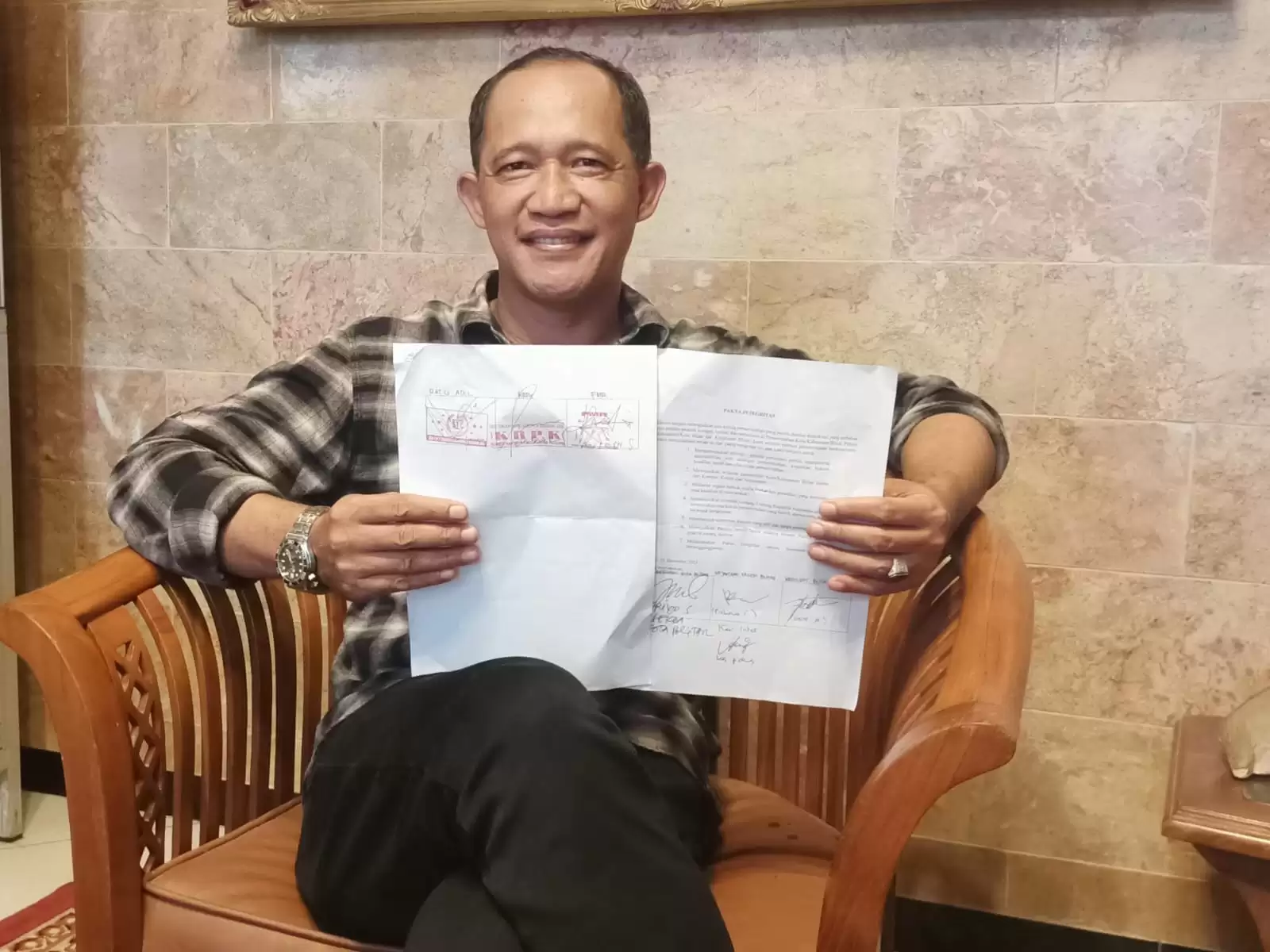 Muhammad Triyanto, menunjukkan pakta integritas yang sudah ditandatangani oleh Pemkot, Kejaksaan dan Polres Blitar (Foto: MI/JK)