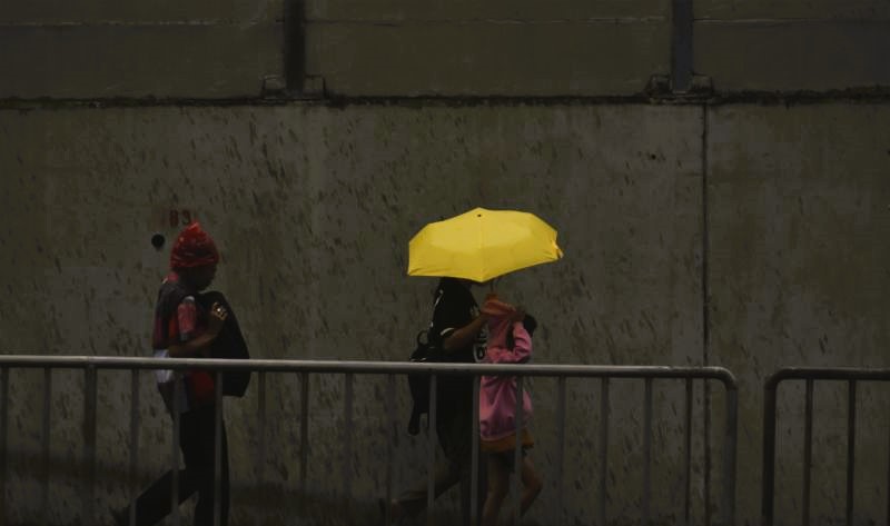 Pejalan kaki menggunakan payung dan kantung plastik untuk berlindung dari hujan saat melintas di pedestrian MRT Lebak Bulus, Jakarta Selatan, Selasa (5/12/2023). (Foto: ANTARA)