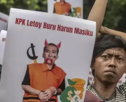 Seseorang membentangkan poster 'KPK Letoy Buru Harun Masiku' (Foto: Istimewa)