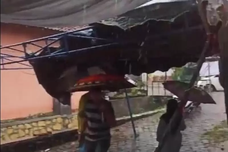 TPS di Kediri, Jawa Timur, ambruk diterjang hujan disertai dengan angin, Rabu (14/2). [Foto: Repro]