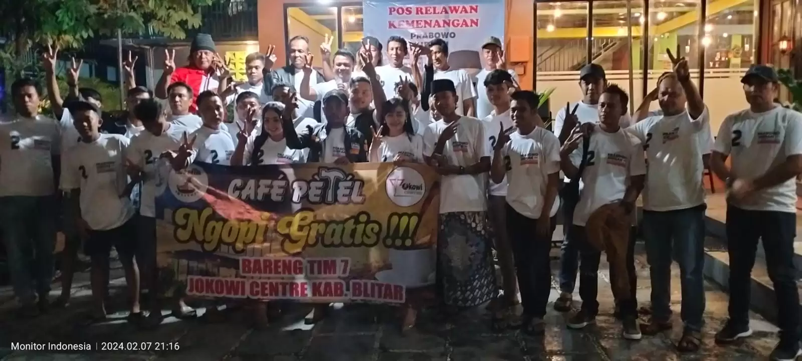 Tim 7 Jokowi Centre Kabupaten Blitar, bersama komunitas relawan pemenangan Prabowo-Gibran di Cafe Petel, Wlingi, Blitar (Foto: Dok MI)