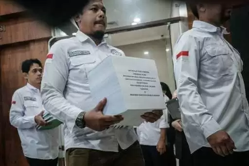 Tim Hukum Anies-Cak Imin membawa berkas berisi bukti dugaan kecurangan Pemilu 2024 ke MK (Foto: MI Rerpo AFP)