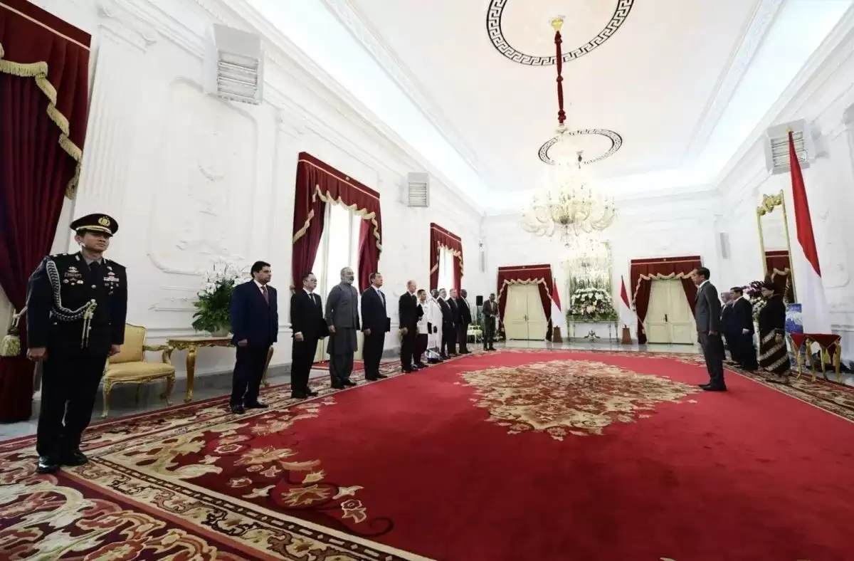 Presiden Joko Widodo (Jokowi) saat menerima kedatangan sepuluh duta besar luar biasa dan berkuasa penuh (LBBP) negara-negara sahabat di Ruang Kredensial, Istana Merdeka, Jakarta (Foto: Antara)