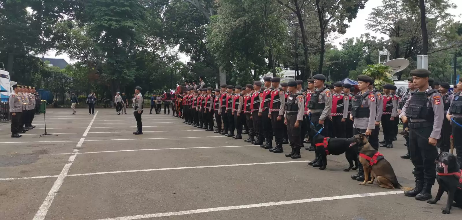 Sejumlah personel polisi di Istora Senayan, Gelora Bung Karno, Jakarta, Minggu (7/1). (Foto: Antara)