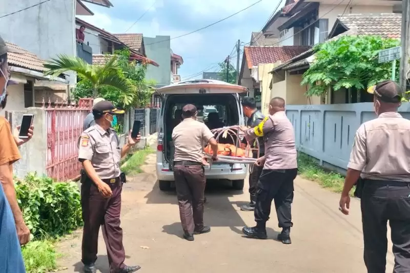 Jasad dokter berinisial Z (65) saat dibawa mobil ambulans ke RS Fatmawati untuk dilakukan autopsi, Ciputat Timur, Tangerang Selatan, Kamis (11/1). [Foto: Antara]