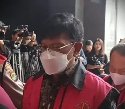 Mantan Menkominfo, Johnny G Plate mengenakan rompi tahanan Kejagung saat memasuki ruang sidang Pengadilan Tipikor Jakarta (Foto: MI/Aswan)