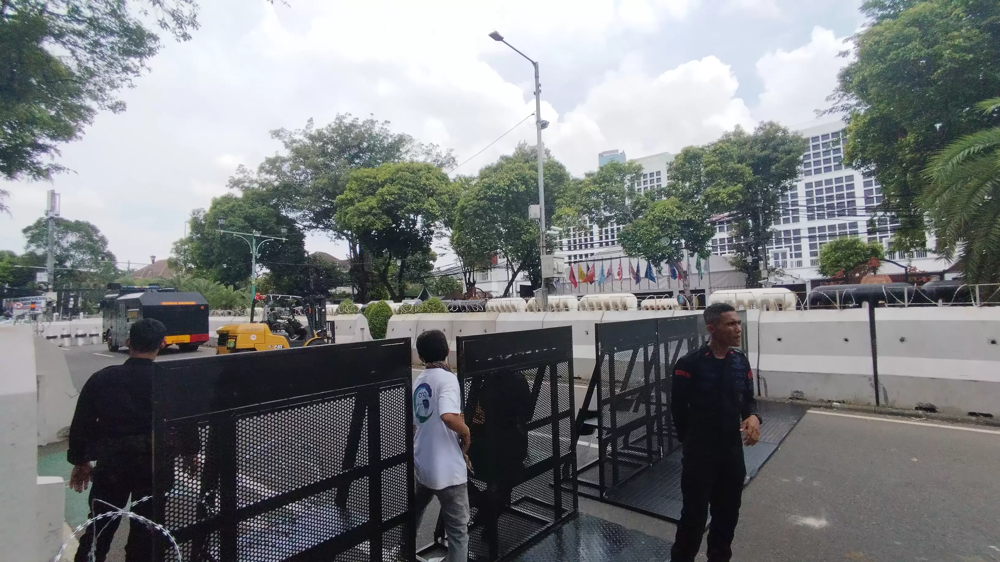 Kondisi Jalan Imam Bonjol, Menteng, Jakarta Pusat depan Kantor KPU RI, Jalan Imam Bonjol, Menteng, Jakarta Pusat, Senin (18/3/2024) (Foto: MI/Dhanis)