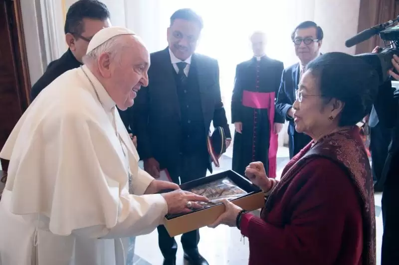 Presiden RI ke-5 Megawati Soekarnoputri saat memberi hadiah batik kepada Paus Fransiskus di Roma, Italia. [Foto: Istimewa]