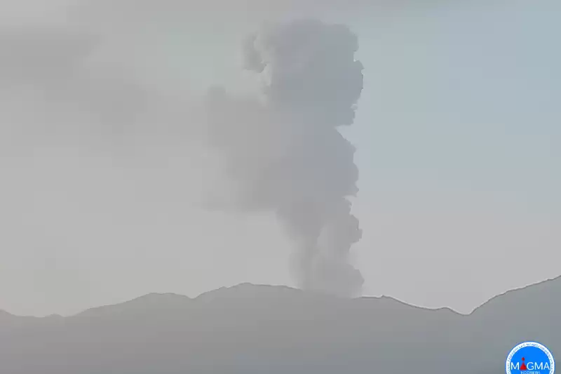 Tangkapan layar kolom abu vulkanik setinggi lebih kurang 2.800 meter yang keluar dari kawah Gunung Dukono di Pulau Halmahera, Maluku Utara, Jumat (29/12/2023). [Foto: ANTARA]