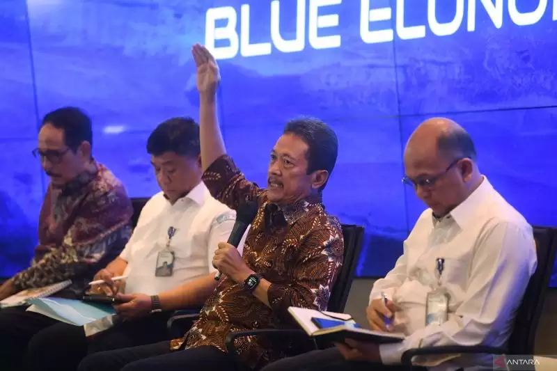 Menteri Kelautan dan Perikanan Sakti Wahyu Trenggono (kedua kanan) [Foto: Antara]