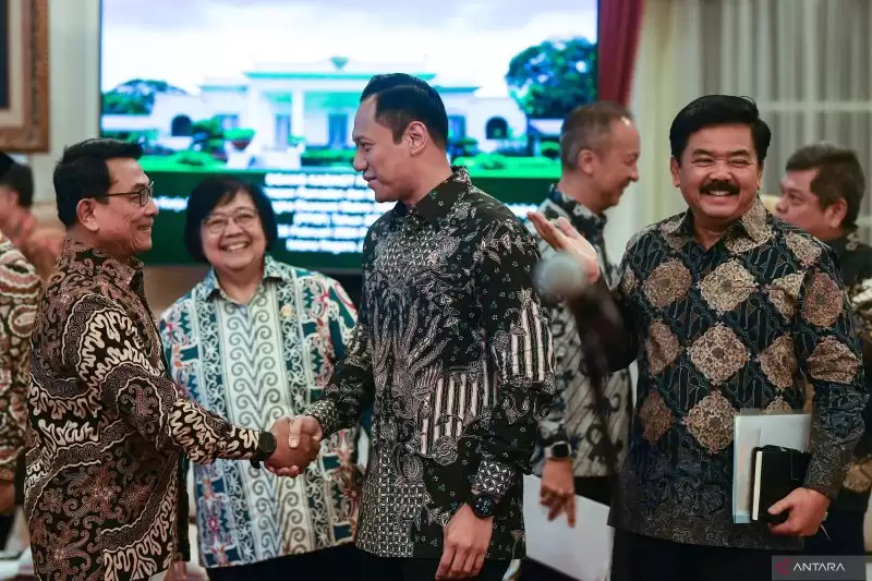 Menteri ATR/Kepala BPN Agus Harimurti Yudhoyono (kedua kanan) berjabat tangan dengan Kepala Staf Kepresidenan Moeldoko (kiri) (Foto: Antara)