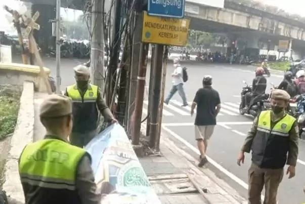 Pembongkaran Alat Peraga Kampanye di Jakarta Barat. [Foto: Antara]
