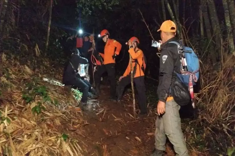 Tim SAR Evakuasi Pendaki Gunung Tampusu Alami Cedera Kaki