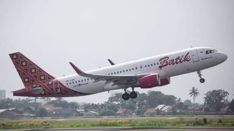 Airbus A320 milik Batik Air lepas landas di Bandara Internasional Soekarno-Hatta di Jakarta pada 14 April 2023