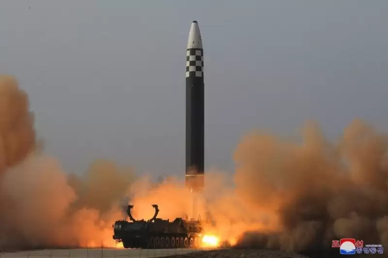 Foto yang disiarkan kantor berita Korea Utara KNA pada 25 Maret, 2022, ini memperlihatkan uji coba peluncuran rudal balistik antarbenua (ICBM) Hwasongpho-17 milik Korut. ANTARA/KCNA/Handout via Xinhua