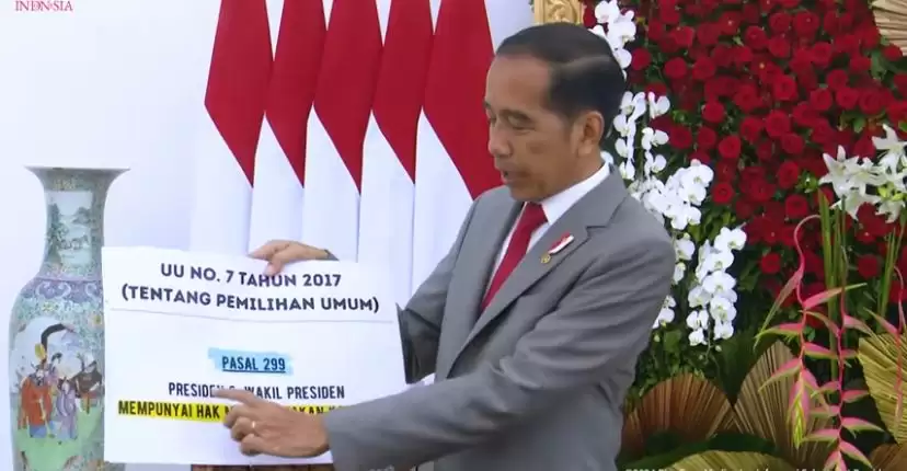 Presiden Joko Widodo (Jokowi) saat menunjukkan ketentuan Undang-Undang Nomor 7 Tahun 2017 tentang Pemilu. [Foto: YT/@SekretariatKabinet]