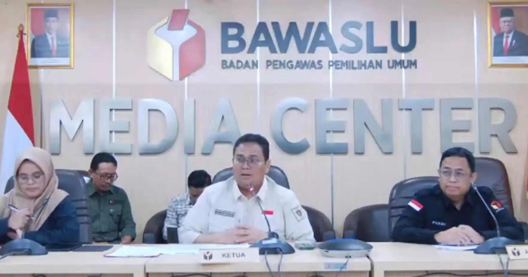 Ketua Bawaslu RI, Rahmat Bagja (tengah) saat konferensi pers (Foto: MI/Dhanis/Repro)