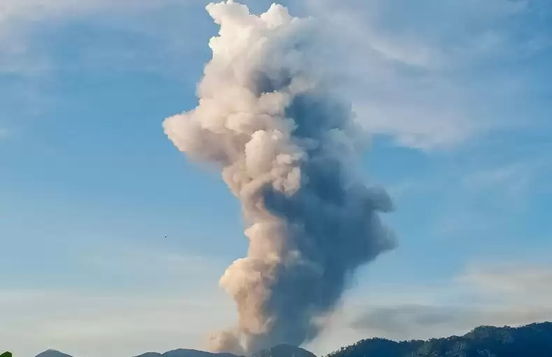 Kolom abu vulkanik yang membumbung ke langit keluar dari kawah Gunung Dukono di Kabupaten Halmahera Utara, Provinsi Maluku Utara, Rabu (3/1). (Foto: ANTARA)