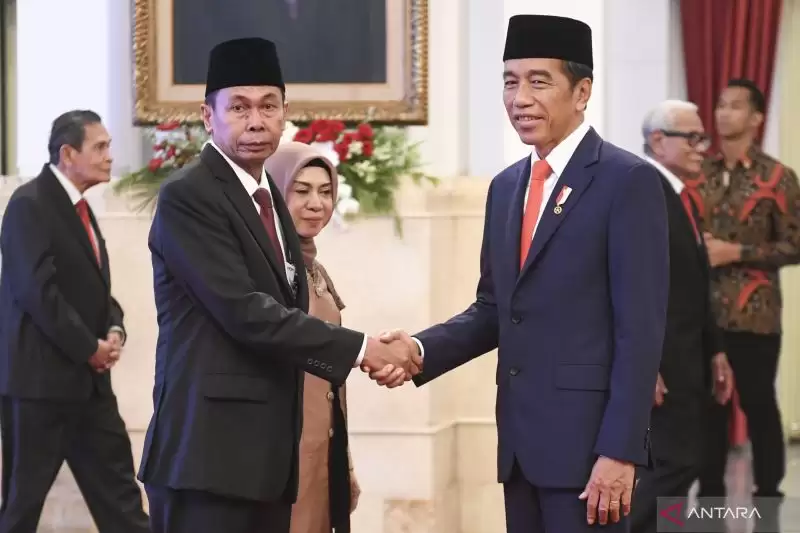 Presiden Joko Widodo (kanan) memberikan ucapan selamat kepada Ketua KPK sementara Nawawi Pomolango di Istana Negara, Jakarta, Senin (27/11). [Foto: ANTARA FOTO/Hafidz Mubarak A]