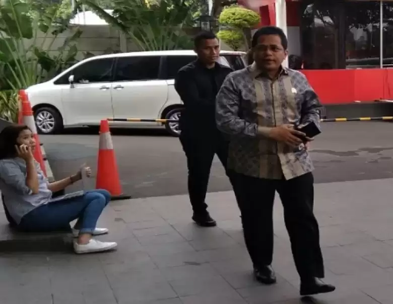 Sekjen DPR RI Indra Iskandar saat tiba di gedung KPK, Jakarta, Kamis (16/5/2019)
