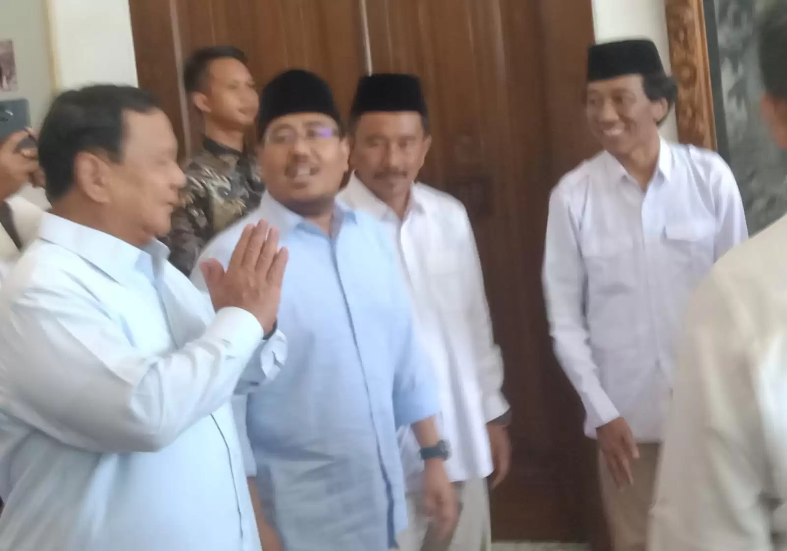 Sugianto Sekretaris DPC Partai Gerindra Kabupaten Blitar, tersenyum dan memakai peci hitam (Foto: MI/JK)