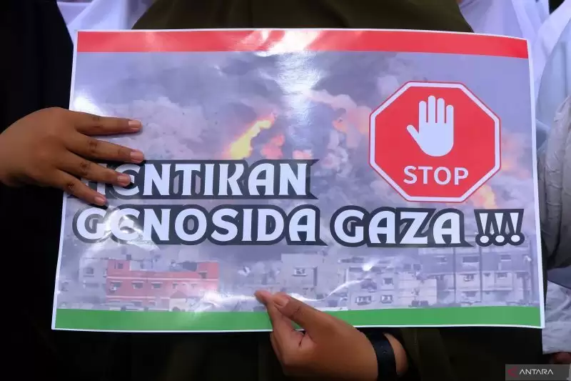 Warga memajang poster dan tulisan dalam Aksi Damai Bela Palestina di kawasan Bundaran Digulis, Pontianak, Kalimantan Barat, Sabtu (13/1) (Foto: ANTARA)