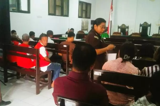 Terdakwa persetubuhan anak kandung hingga hamil empat kali dijatuhi vonis 15 tahun penjara oleh majelis hakim Pengadilan Negeri Ambon. (19/3) (Foto: ANTARA)