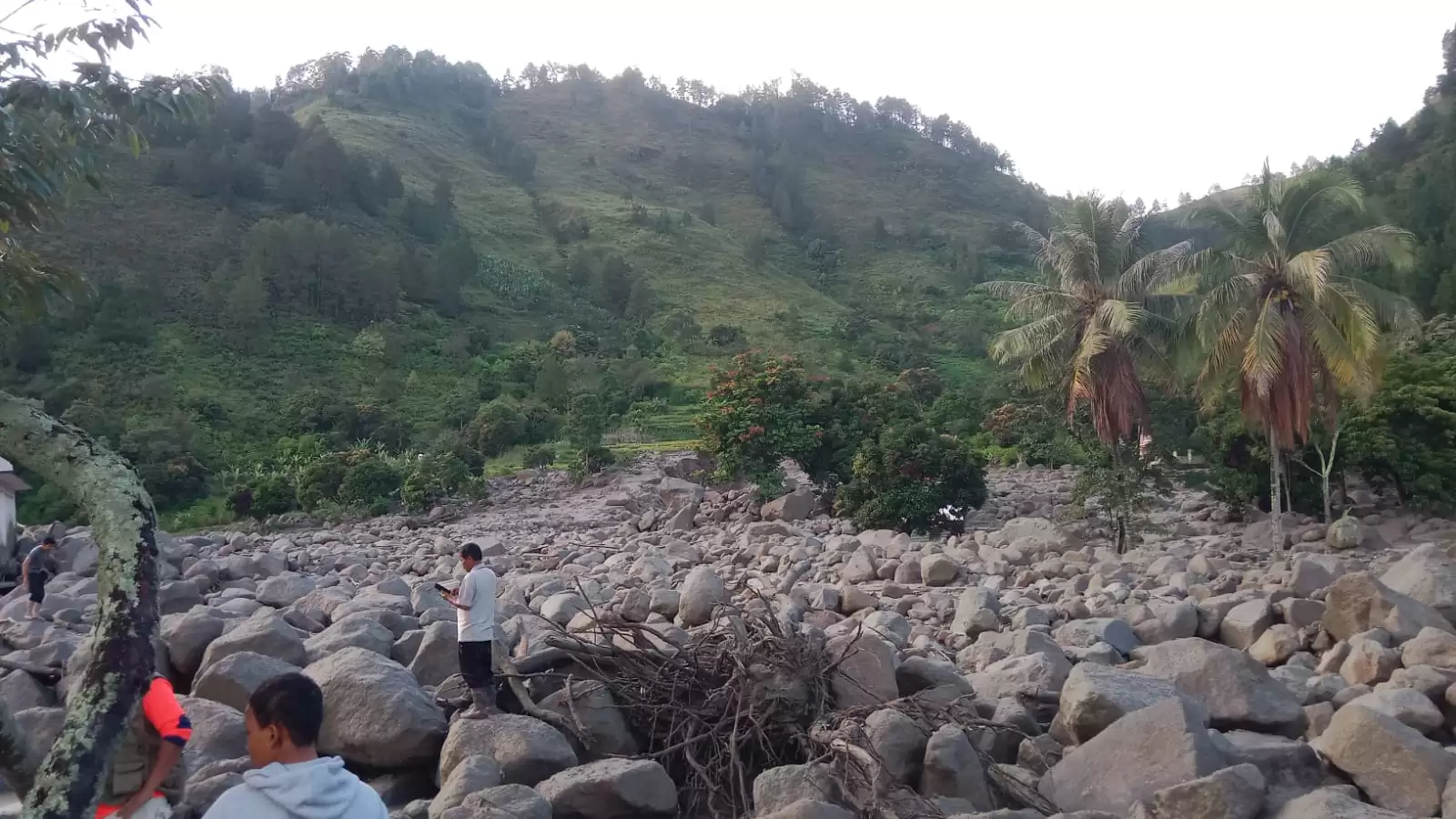 Longsor batu di Desa Simangulampe, Baktiraja, Humbahas [Foto: Doc. Pemkab Humbahas]