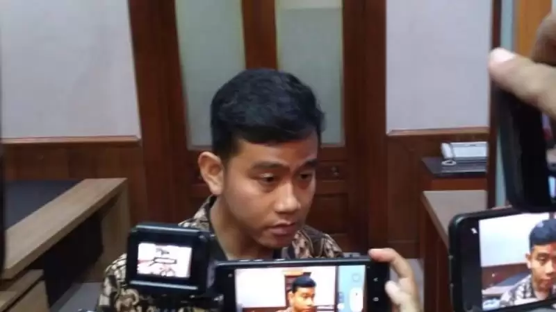 Wali Kota Surakarta Gibran Rakabuming Raka memberikan keterangan kepada wartawan di Solo, Jawa Tengah, Jumat (5/1). [Foto: ANTARA]