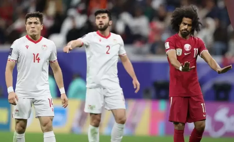 Penyerang Qatar Akram Afif (kanan) pada pertandingan Grup A Piala Asia 2023 melawan Tajikistan di Stadion Al Bayt, Doha, Rabu (17/1). [Foto: Instagram/@qatar2023]