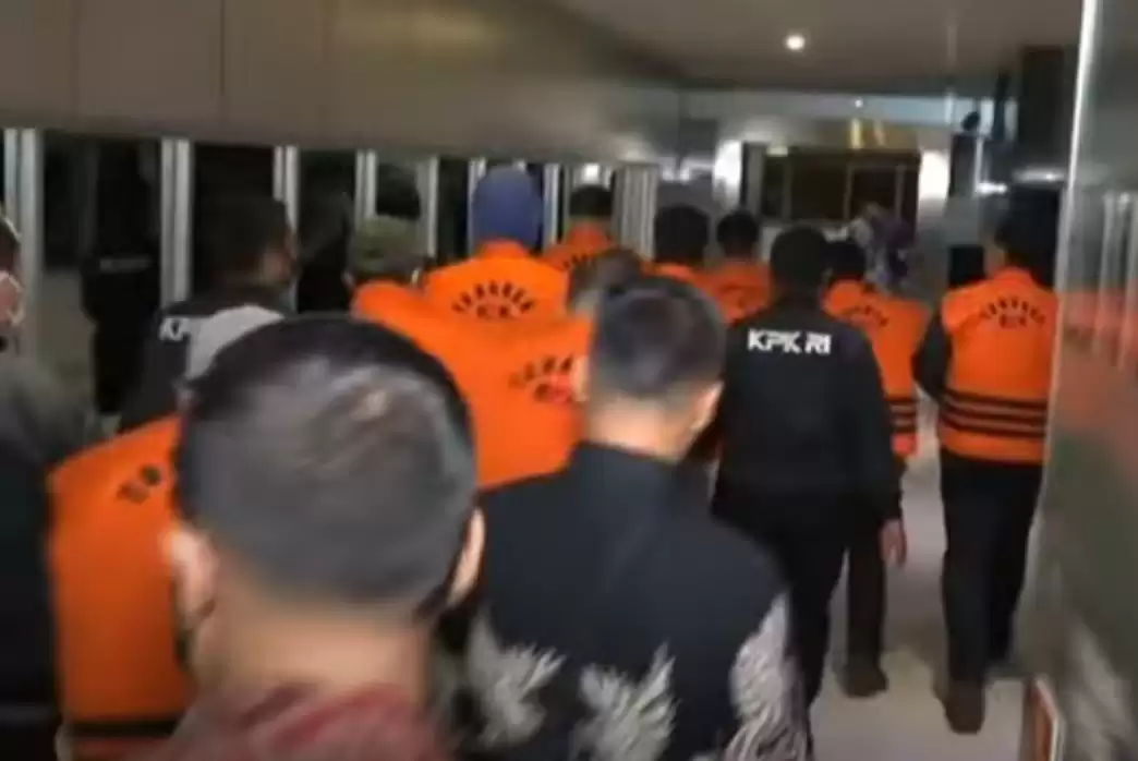 Para tersangka pungli di Rutan KPK digiring ke mobil tahanan menuju Rutan Polda Metro Jaya (Foto: Dok MI/Aswan)