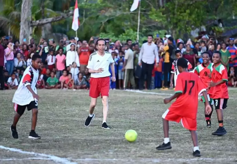 Presiden Joko Widodo saat bermain bola dengan pelajar Papua [Foto: Instagram/@jokowi]