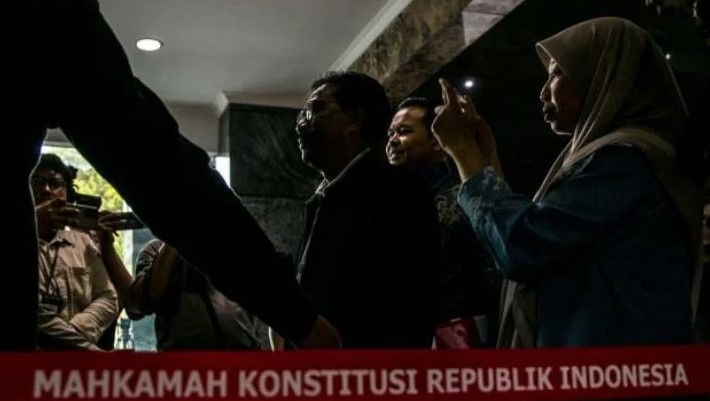 Hakim Konstitusi Daniel Yusmic Pancastaki Foekh  memasuki ruangan gedung II MK (Foto: Ist)