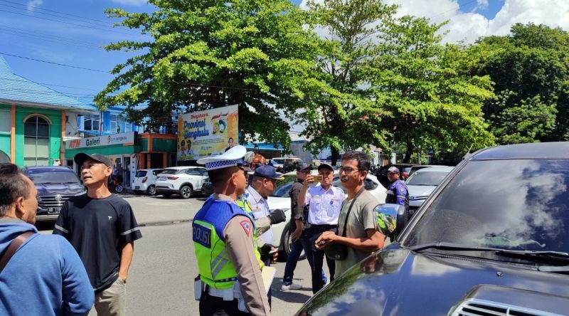 Sat Lantas Polresta dan Dishub Kota Bengkulu saat melakukan penindakan terhadap pemilik kendaraan yang parkir kan kendaraannya di kawasan dilarang parkir. (Foto: ANTARA)